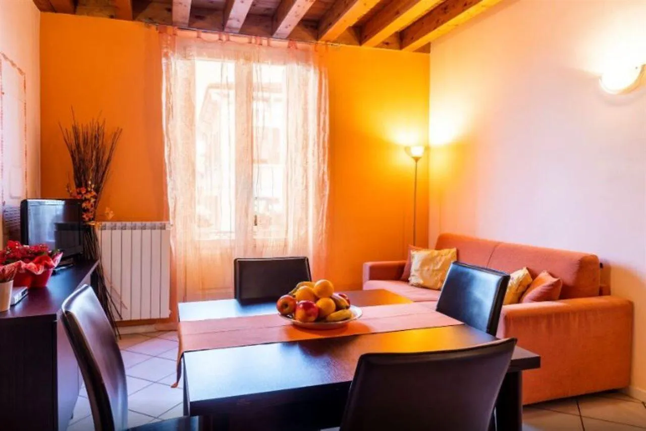 Aparthotel Flowers Apartments Desenzano del Garda