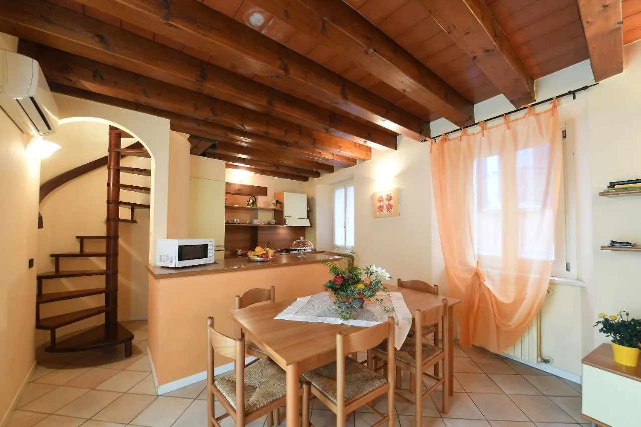 Aparthotel Flowers Apartments Desenzano del Garda