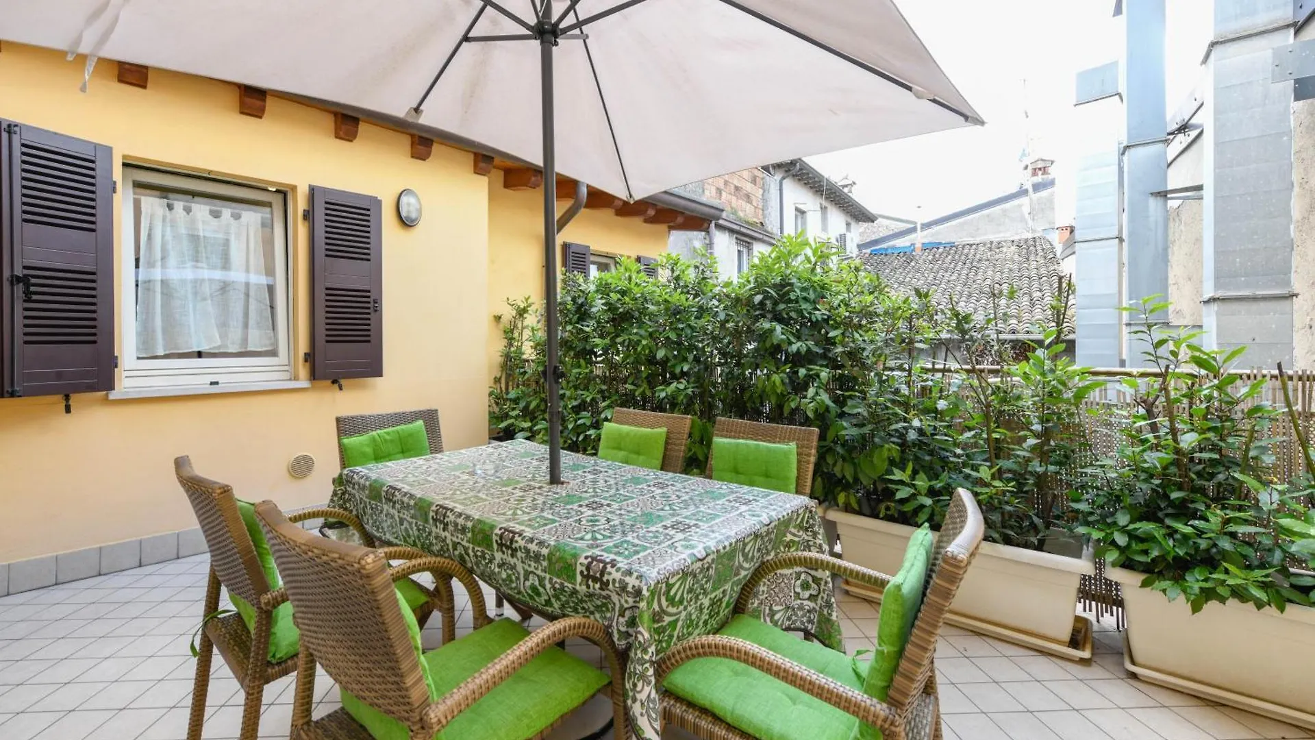Flowers Apartments Desenzano del Garda Italy
