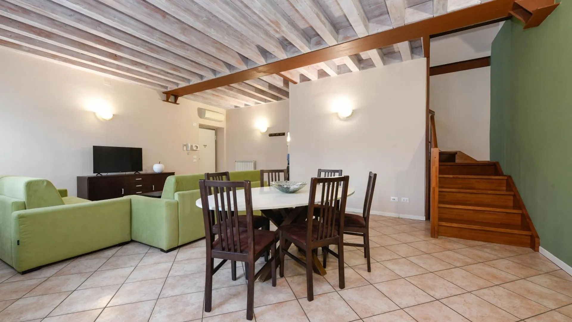 Flowers Apartments Desenzano del Garda 4*,