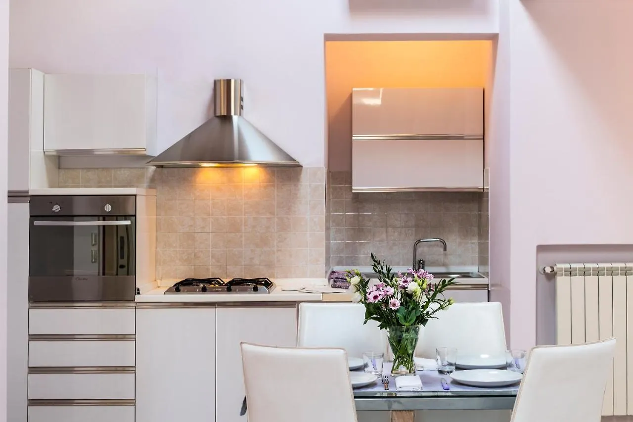 Aparthotel Flowers Apartments Desenzano del Garda