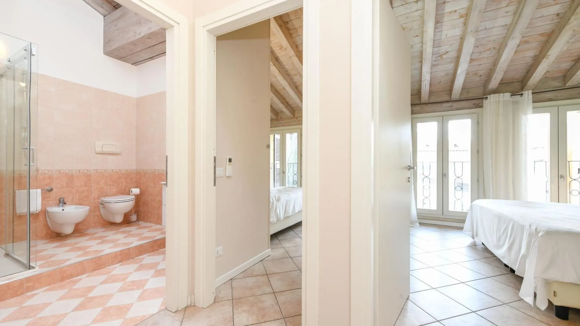 Lägenhetshotell Flowers Apartments Desenzano del Garda