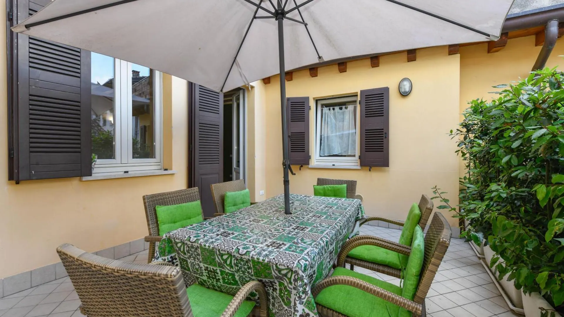 Lägenhetshotell Flowers Apartments Desenzano del Garda