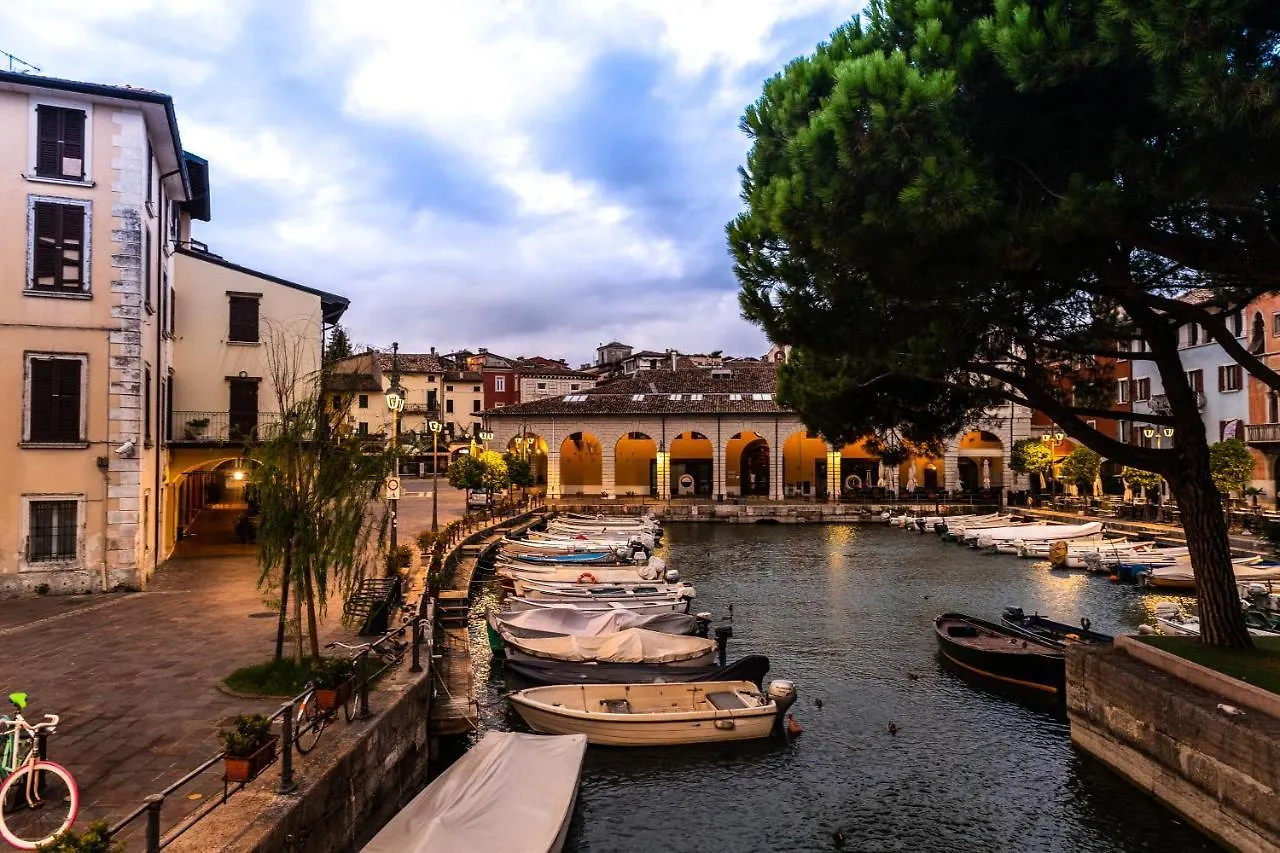 Flowers Apartments Desenzano del Garda 4*,