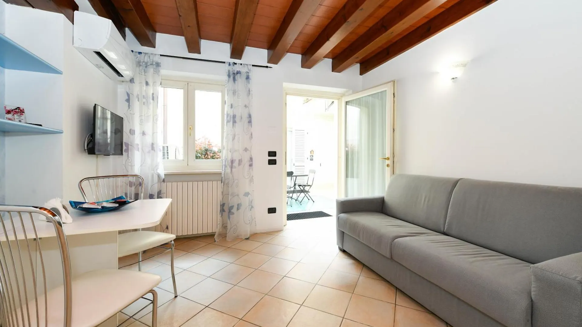 Flowers Apartments Desenzano del Garda Italy