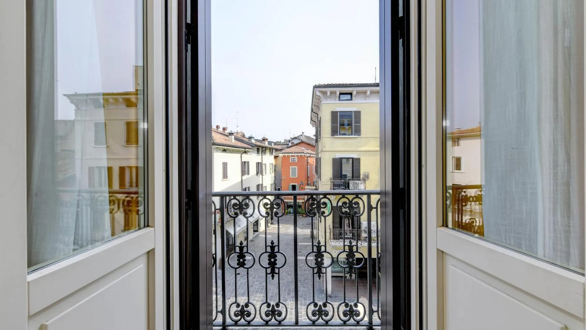 Flowers Apartments Desenzano del Garda
