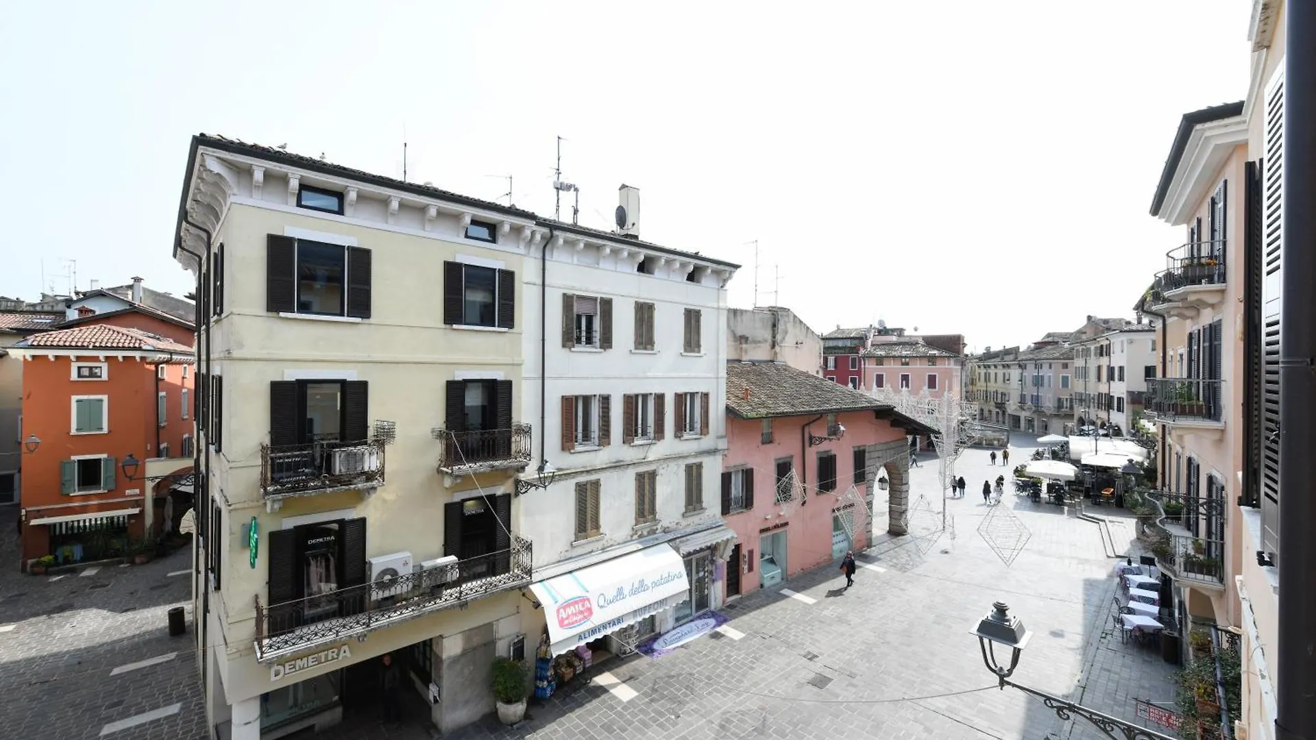 Flowers Apartments Desenzano del Garda 4*,