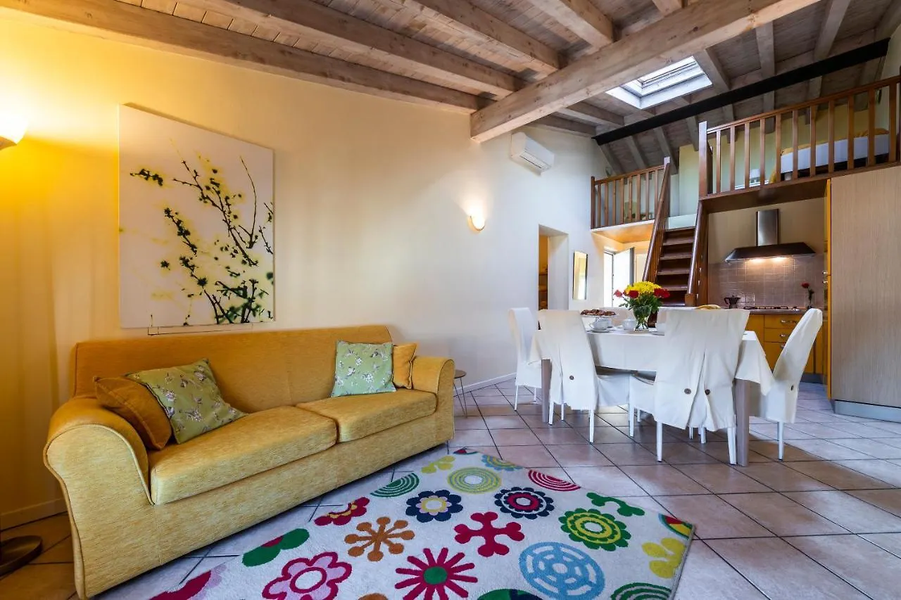 Flowers Apartments Desenzano del Garda 4*,