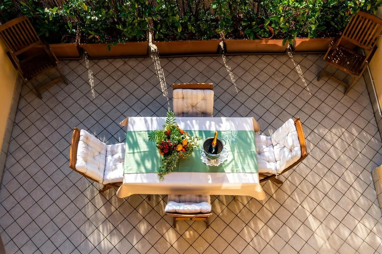 Aparthotel Flowers Apartments Desenzano del Garda