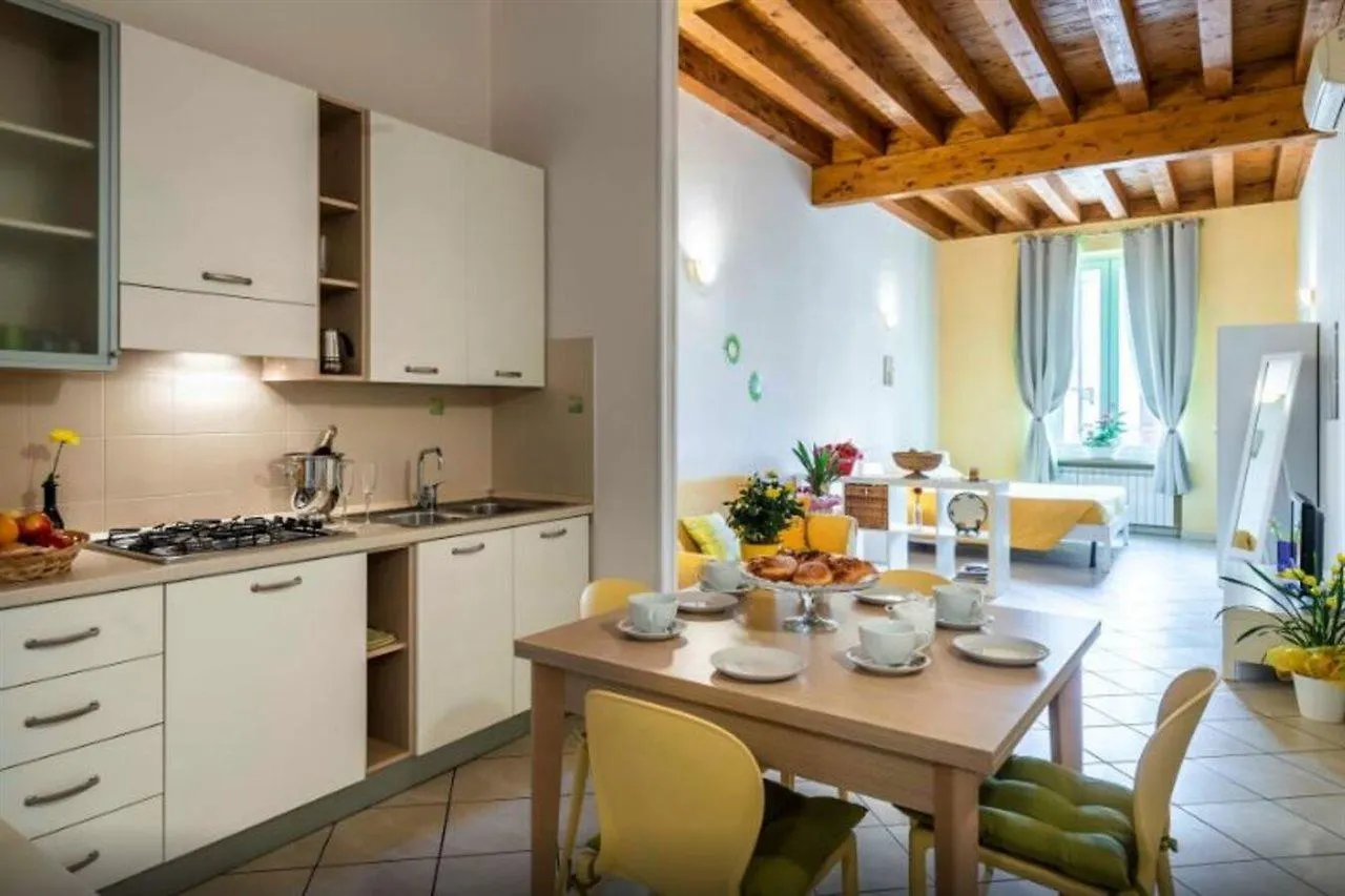 Aparthotel Flowers Apartments Desenzano del Garda