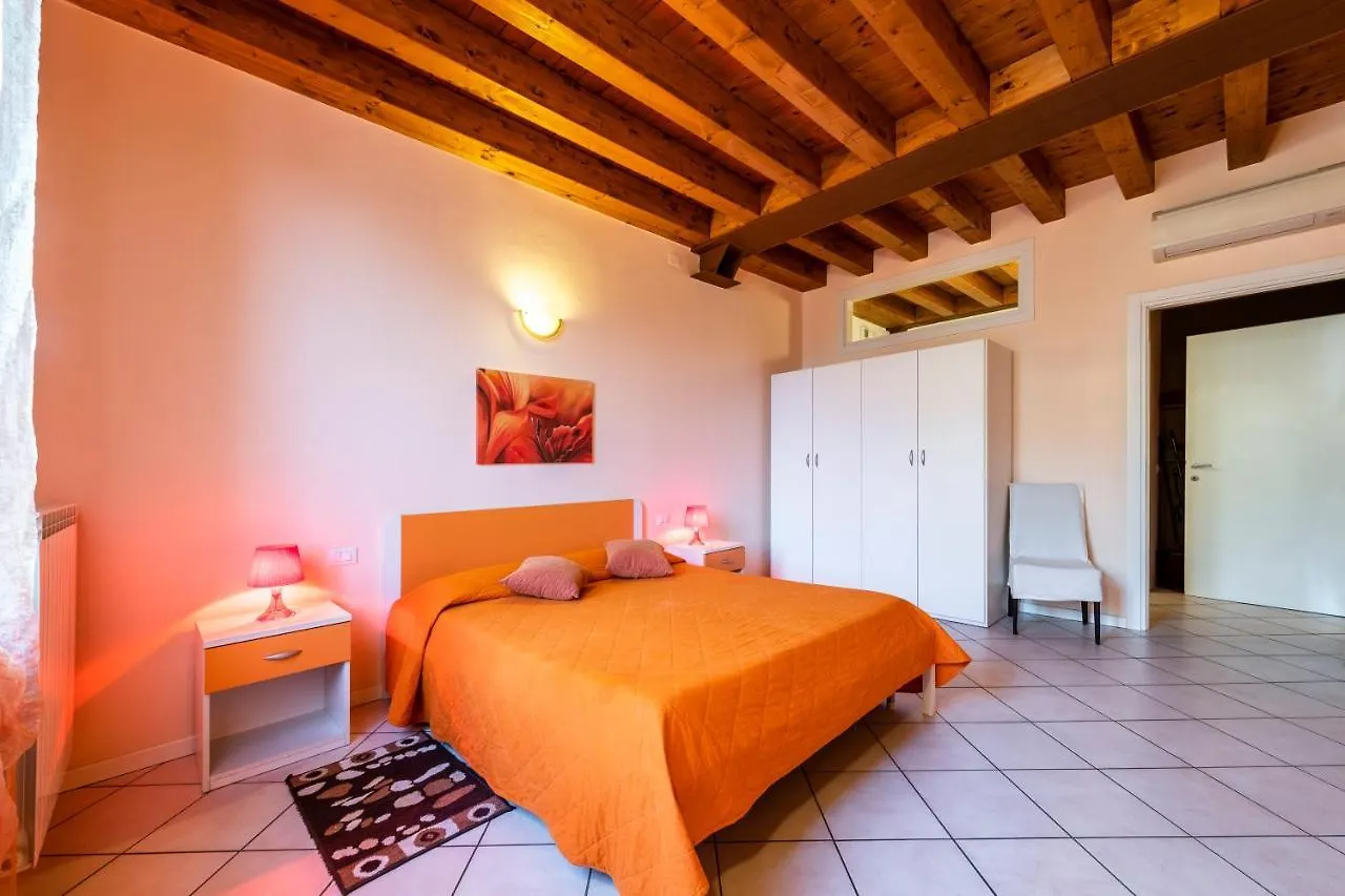 Flowers Apartments Desenzano del Garda 4*,