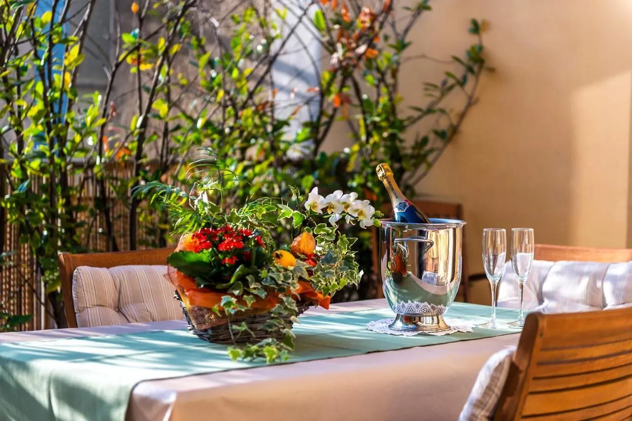 Flowers Apartments Desenzano del Garda Aparthotel
