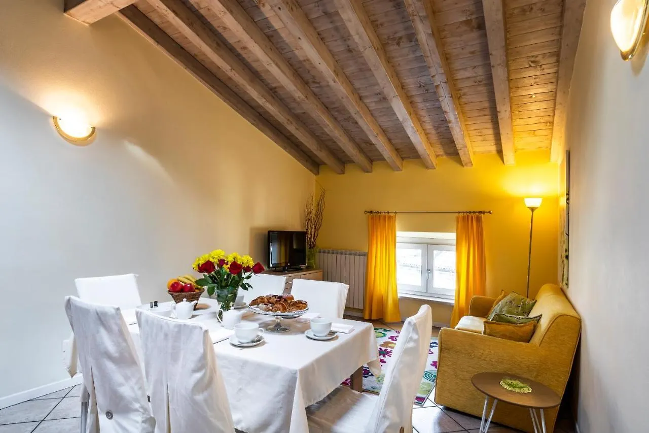 Flowers Apartments Desenzano del Garda