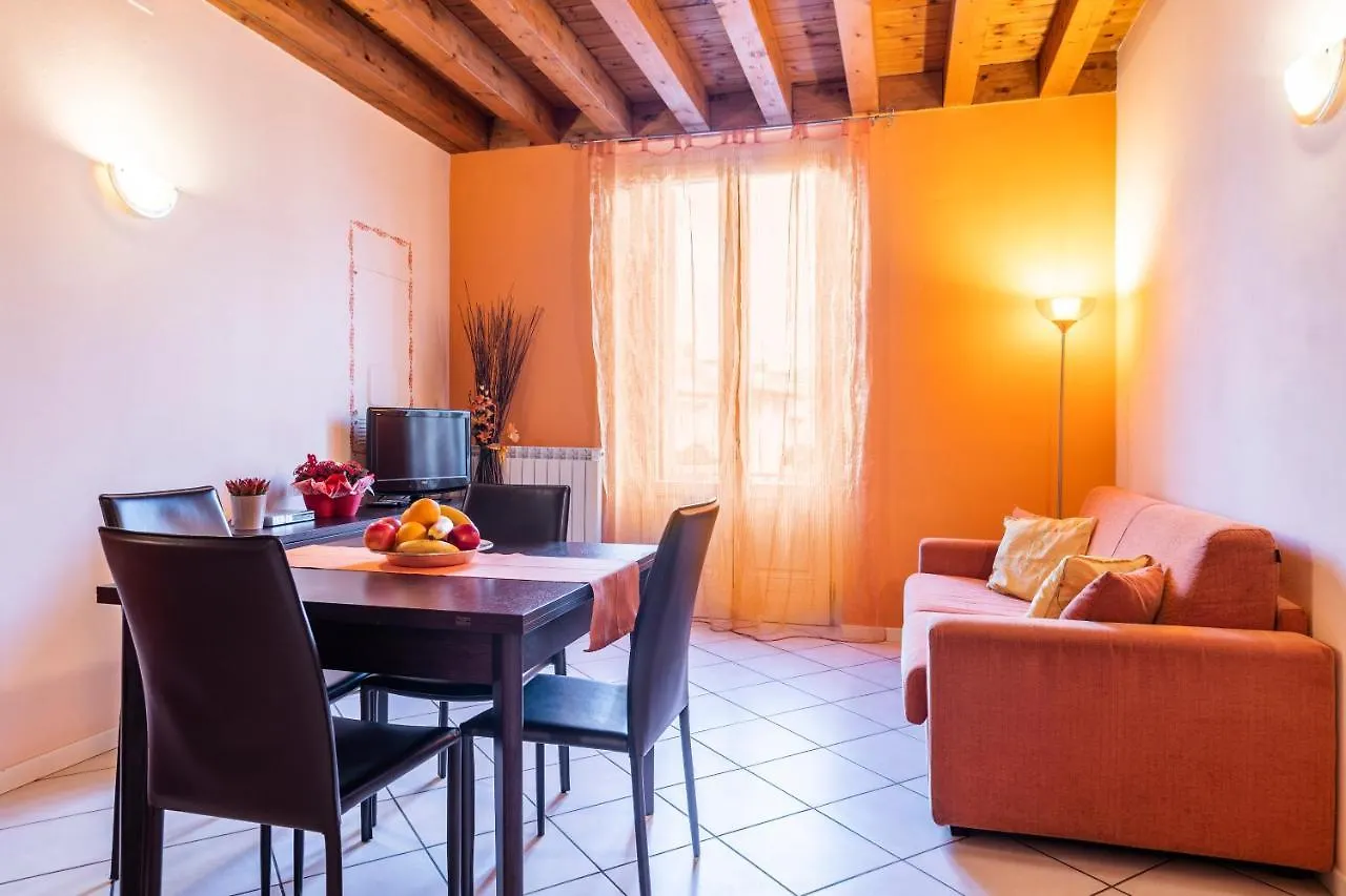 Flowers Apartments Desenzano del Garda 4*,