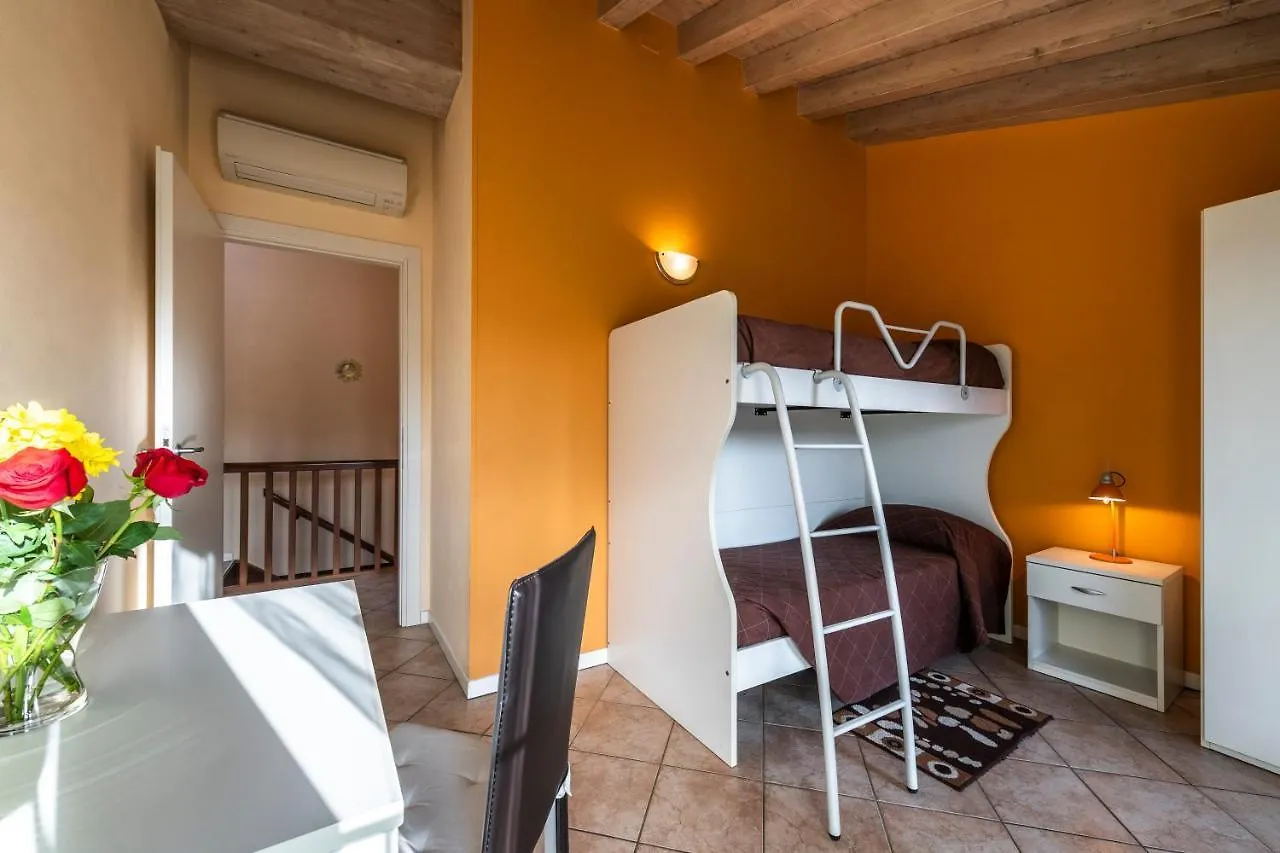 Flowers Apartments Desenzano del Garda 4*,