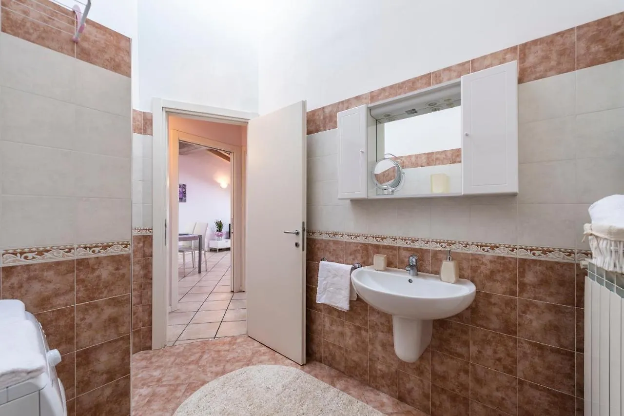 Aparthotel Flowers Apartments Desenzano del Garda