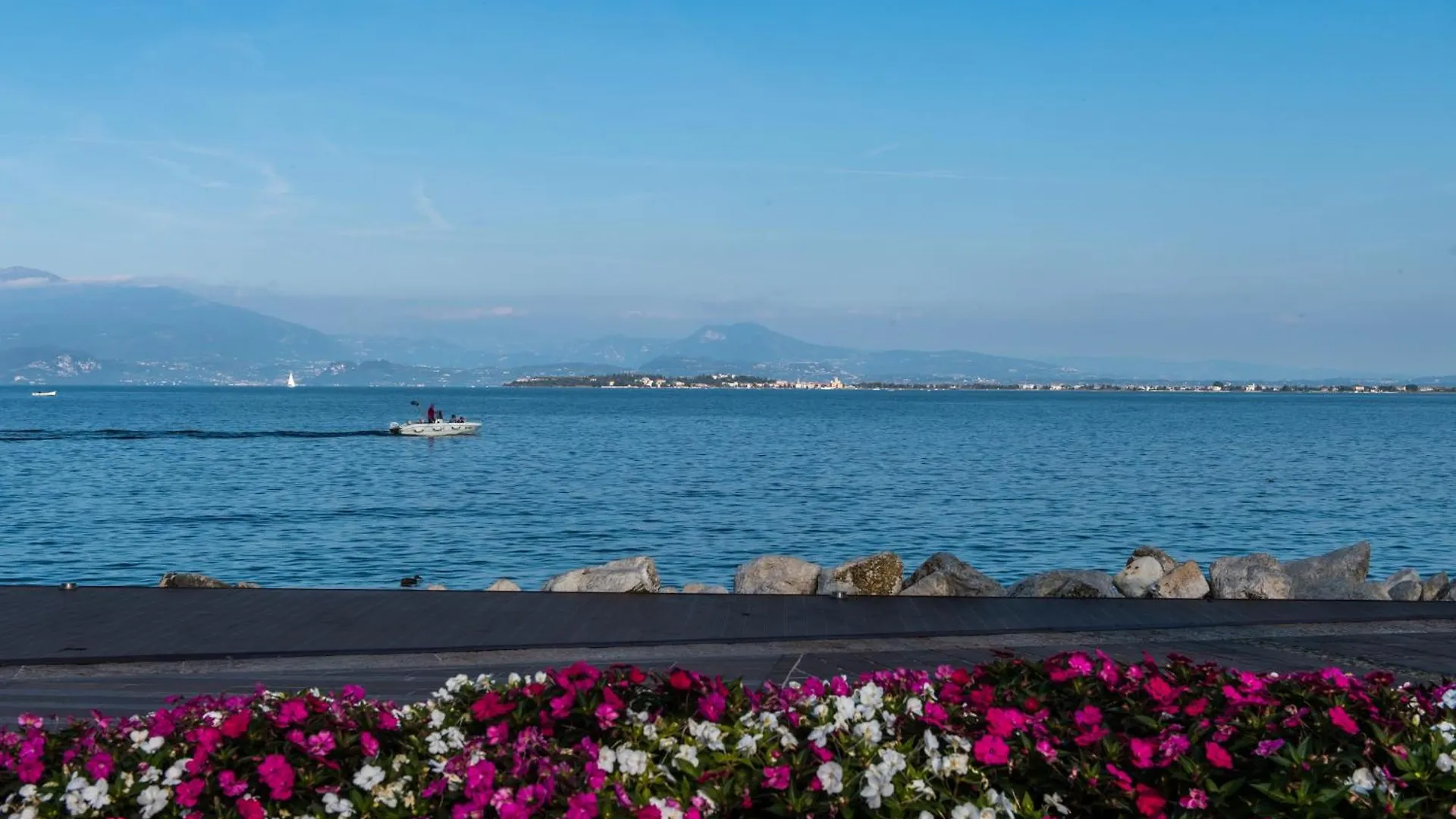 Aparthotel Flowers Apartments Desenzano del Garda