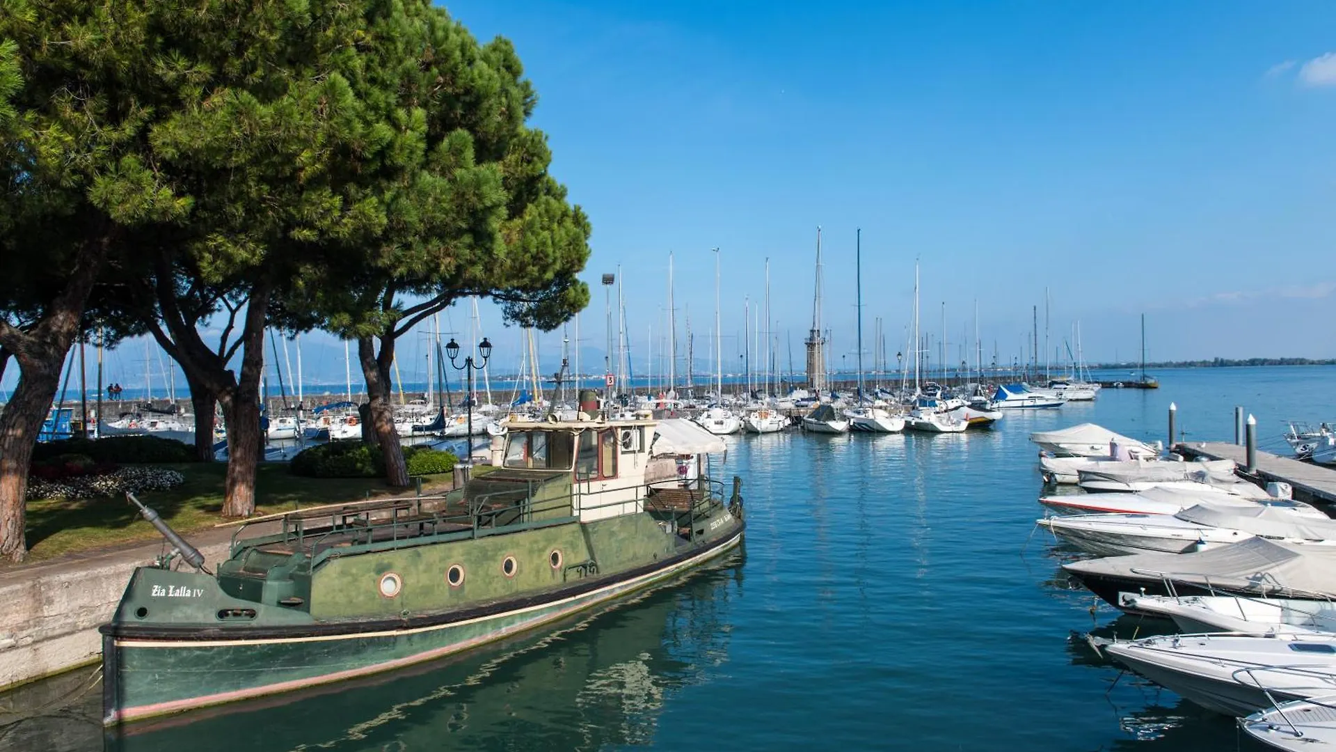 Flowers Apartments Desenzano del Garda Italy