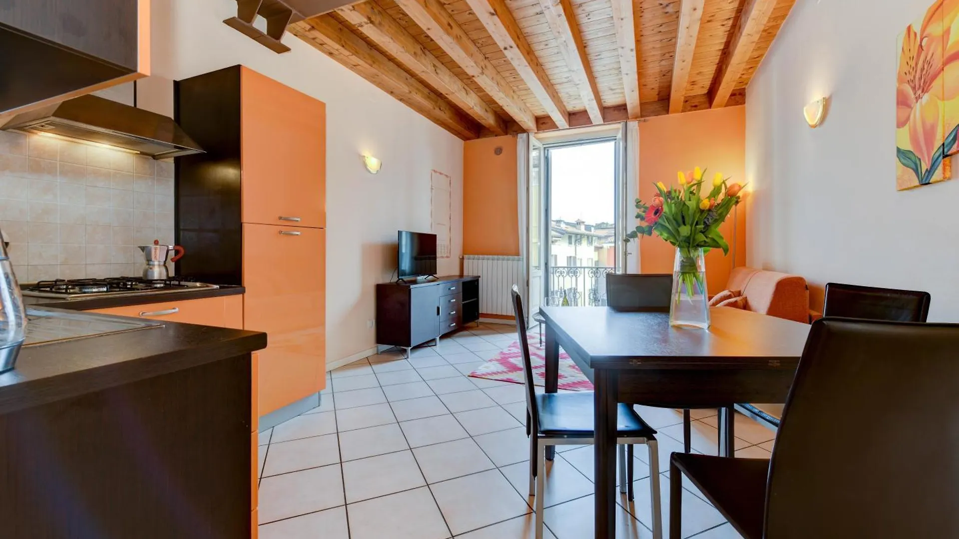 Flowers Apartments Desenzano del Garda 4*,