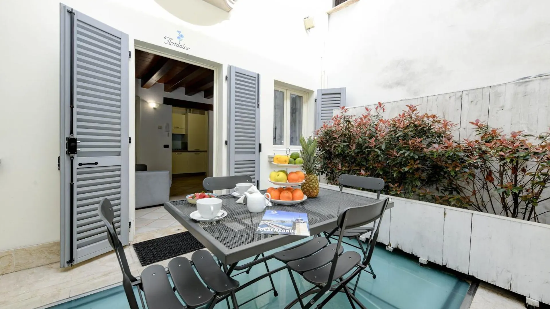 Flowers Apartments Desenzano del Garda Aparthotel