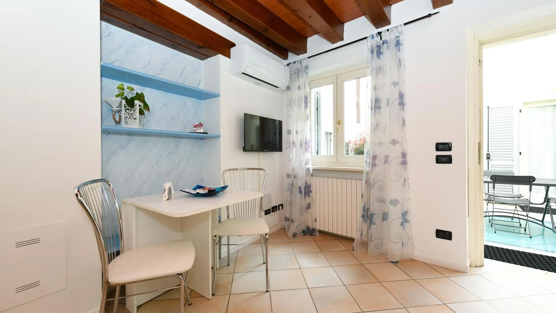 Flowers Apartments Desenzano del Garda Italy