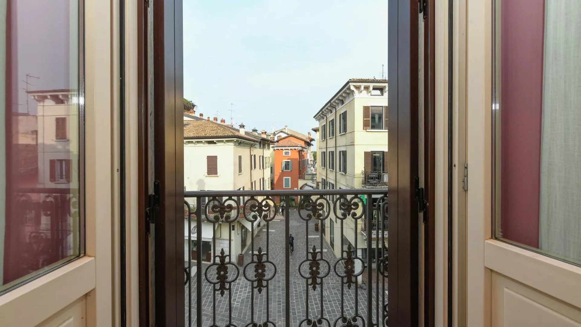 Aparthotel Flowers Apartments Desenzano del Garda