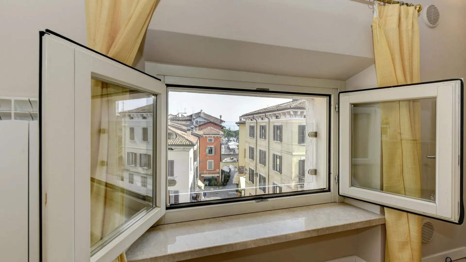 **** Aparthotel Flowers Apartments Desenzano del Garda Italy