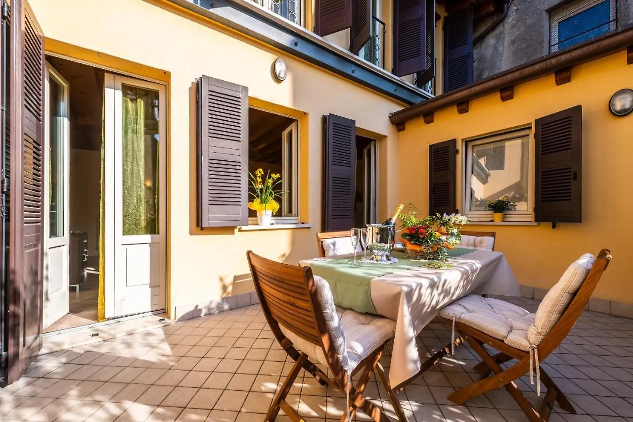 Flowers Apartments Desenzano del Garda Italy