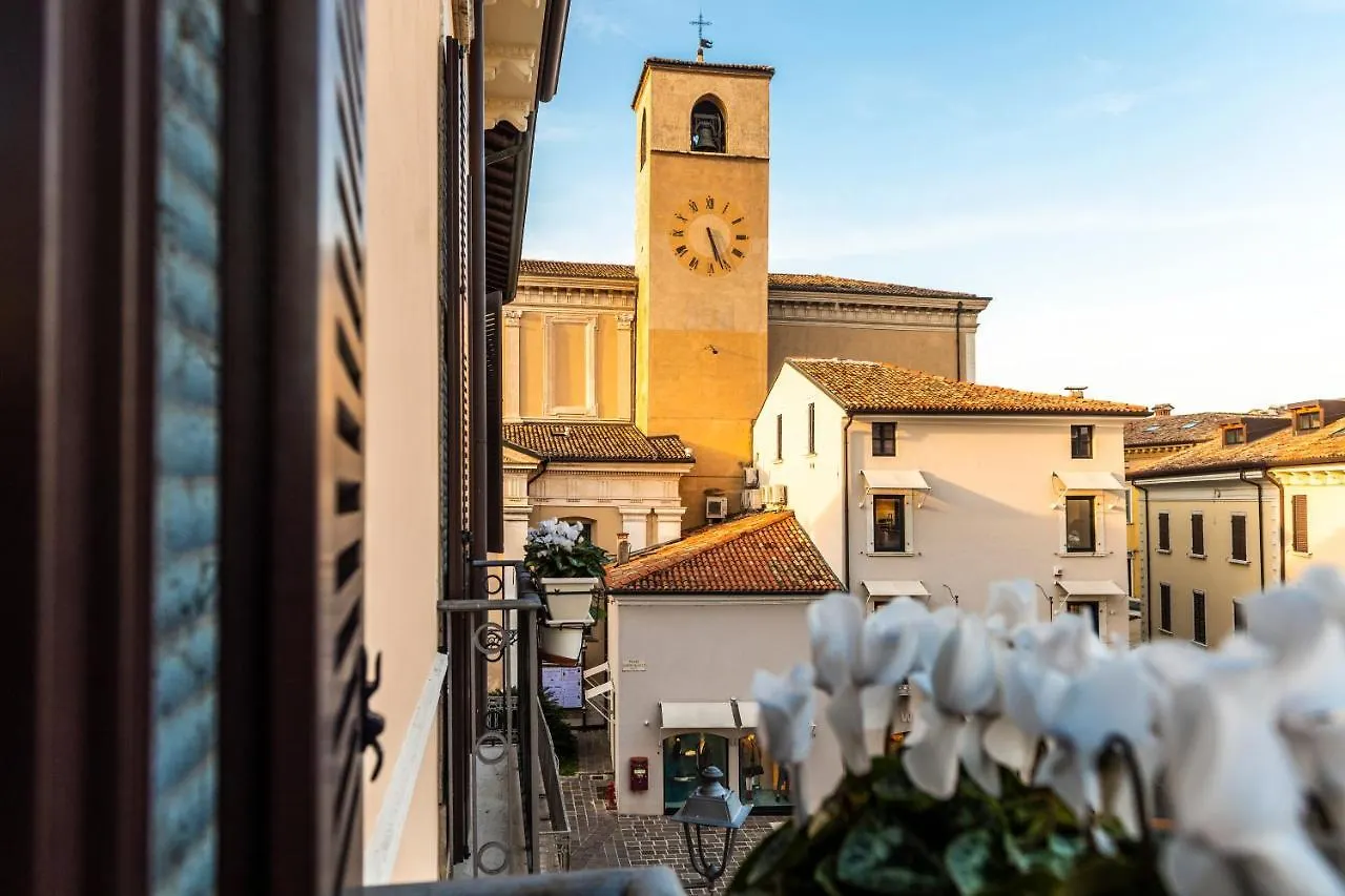 **** Aparthotel Flowers Apartments Desenzano del Garda Italy