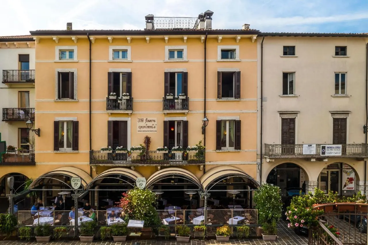 Flowers Apartments Desenzano del Garda