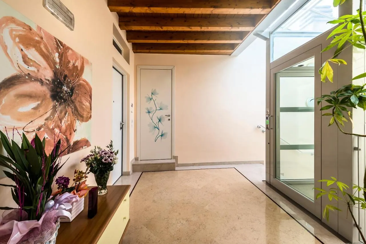 Flowers Apartments Desenzano del Garda Aparthotel
